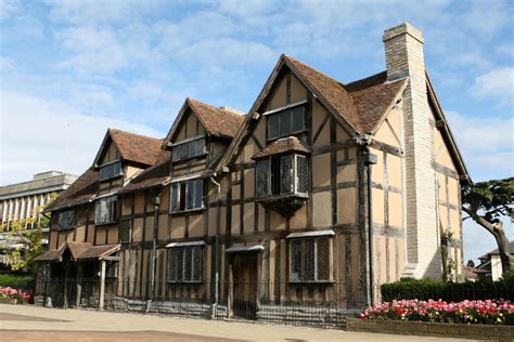 characteristics of tudor architecture.